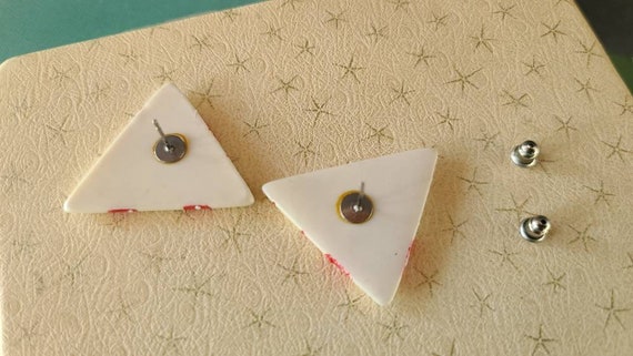 1980s Red and White Triangle Earrings - image 8