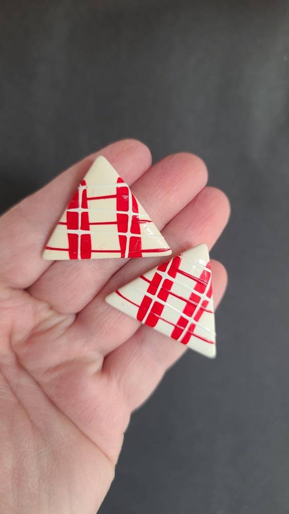 1980s Red and White Triangle Earrings - image 5