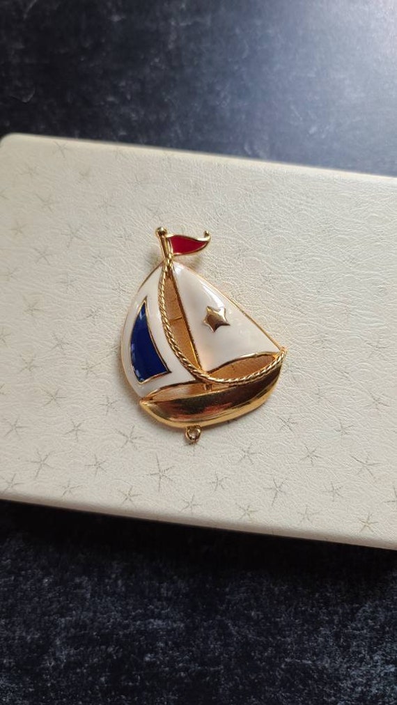 Vintage Avon Sailboat Brooch