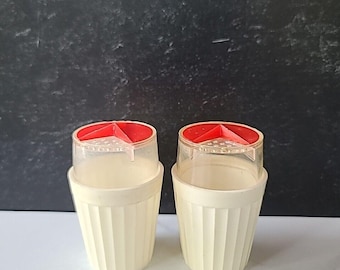 Salero y pimentero de plástico rojo y blanco vintage, LEER Justo