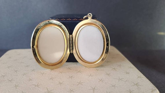 Vintage Textured Gold Oval Locket - image 1