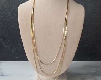 Collar de varias hebras de metal tono dorado, bisutería vintage.