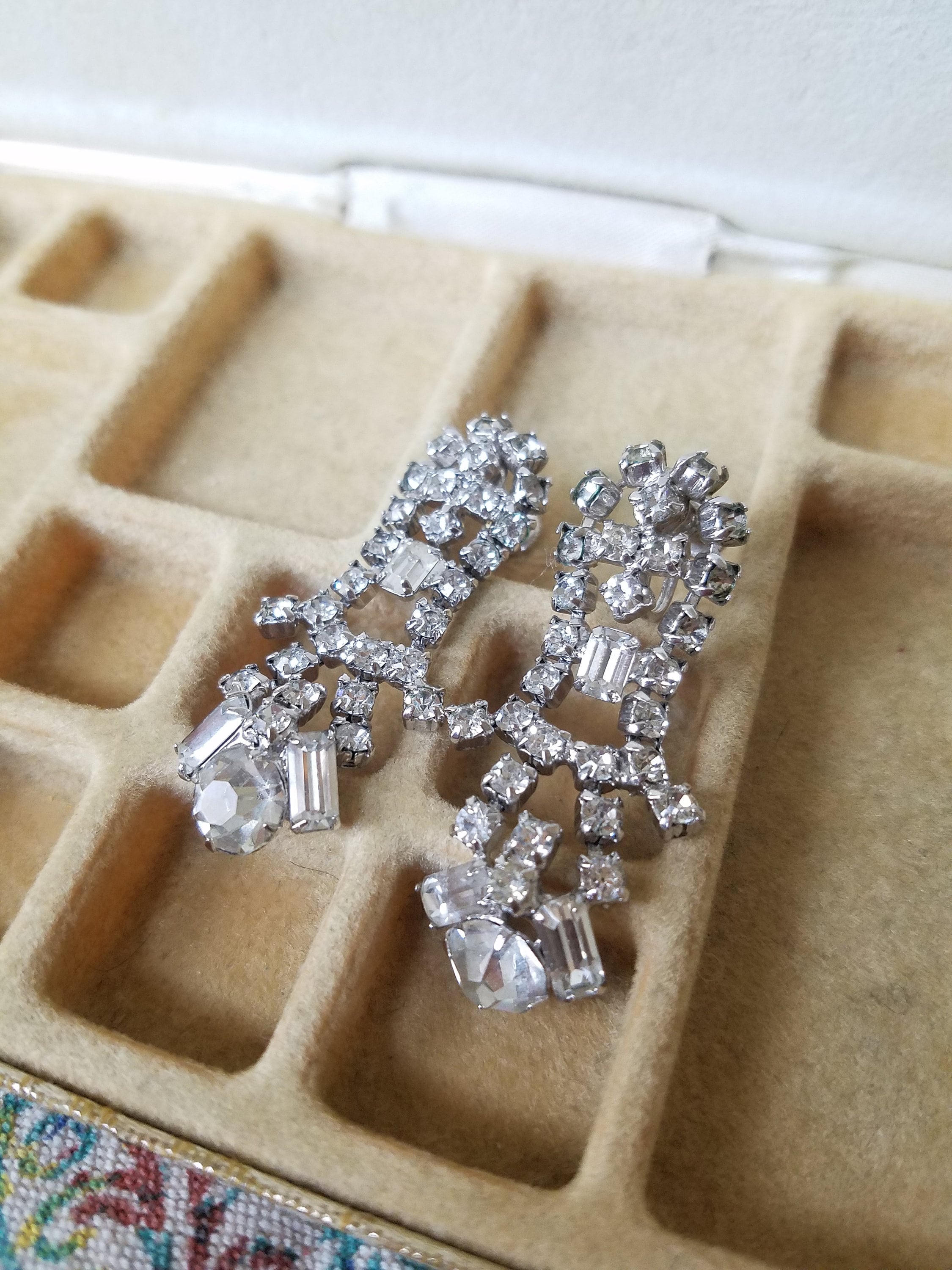 ◆VINTAGE HOLLYWOOD◆ Popping Color Earrings VH2435EA003M Celluloid Rhinestone Earrings Clip-ons Ivory-white Color