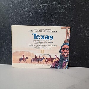 Puede incluir: Una portada de la revista National Geographic vintage titulada "Texas" de marzo de 1986. La portada presenta ilustraciones de nativos americanos y jinetes, con texto que incluye "The Making of America" y el logotipo de National Geographic.