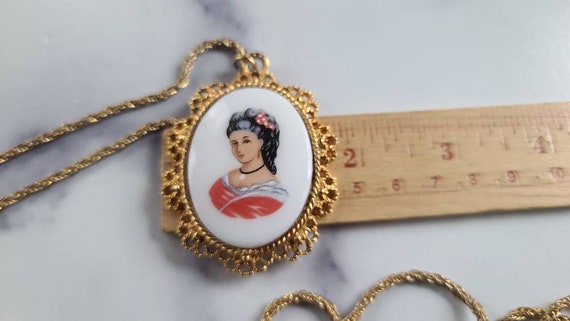 Vintage Cameo Pendant Necklace - image 8