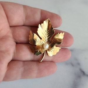 Broche vintage de hoja de arce otoñal, bañado en oro de 12 quilates, firmado por Karen Lynne