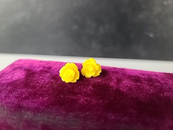 Vintage Yellow Plastic Rose Stud Earrings - image 4