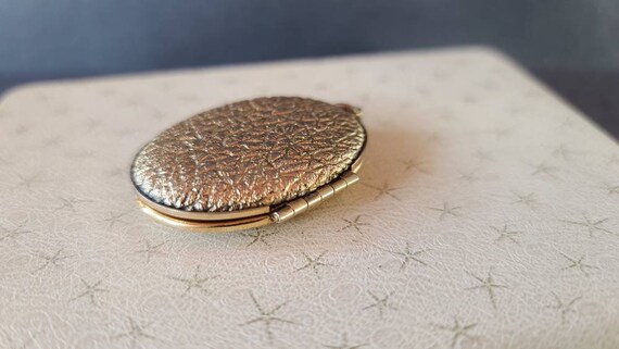 Vintage Textured Gold Oval Locket - image 8