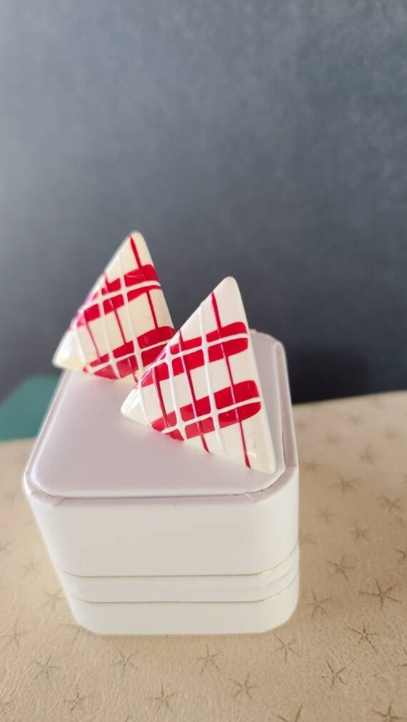 1980s Red and White Triangle Earrings - image 4