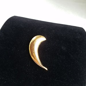 Large Gold Tone Smooth Feather Brooch