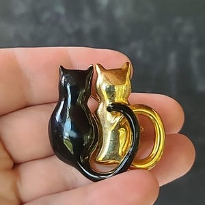 Black Enamel And Gold Tone Metal Two Cats Brooch Vintage Costume Jewelry
