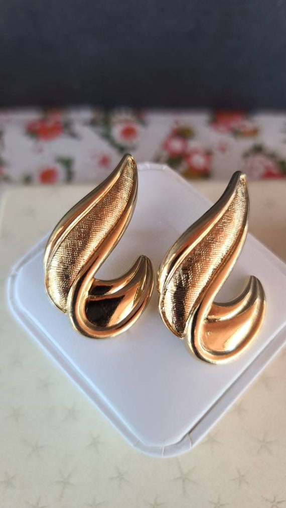 Avon Textured Sweep Goldtone Pierced Earrings - image 4