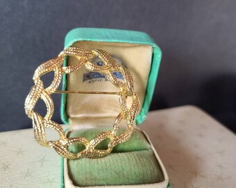 Vintage Gold Wreath Shaped Brooch