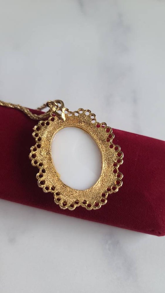 Vintage Cameo Pendant Necklace - image 6