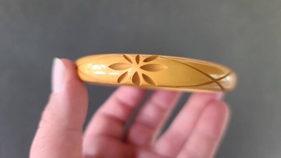 Vintage Butterscotch Carved Bakelite Bangle - image 2