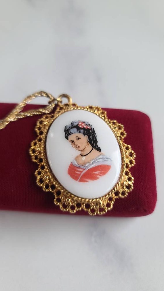 Vintage Cameo Pendant Necklace - image 4