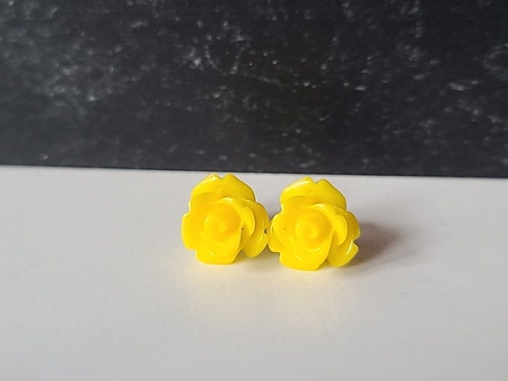 Vintage Yellow Plastic Rose Stud Earrings - image 2
