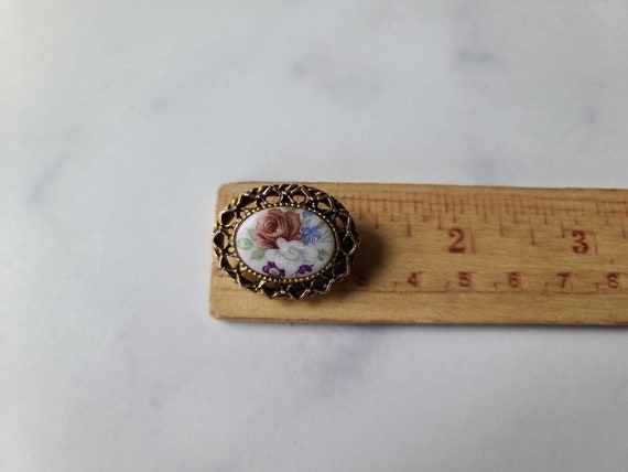 Vintage Filigree Floral Cameo Brooch - image 9