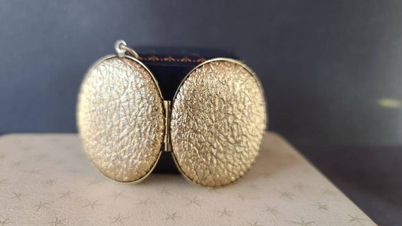 Vintage Textured Gold Oval Locket - image 5