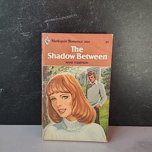 ハーレクイン・ロマンス 2160 『The Shadow Between』 アン・ハンプソン著 ペーパーバック