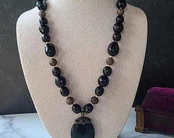 Collar vintage de cuentas de plástico negro y metal dorado