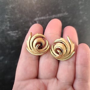Crown Trifari Gold Tone Metal Clip-on Earrings Vintage, READ