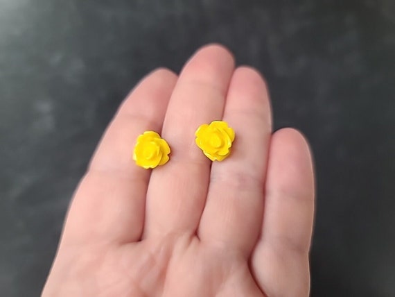 Vintage Yellow Plastic Rose Stud Earrings - image 5
