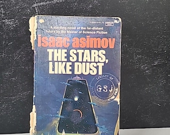 Puede incluir: Una portada de libro de bolsillo vintage con un fondo azul y una gran nave espacial gris oscuro en el centro. El título "The Stars, Like Dust" está impreso en letras blancas y el autor "Isaac Asimov" está impreso en letras rojas. La portada del libro también presenta una pequeña estrella blanca y una luna creciente roja.