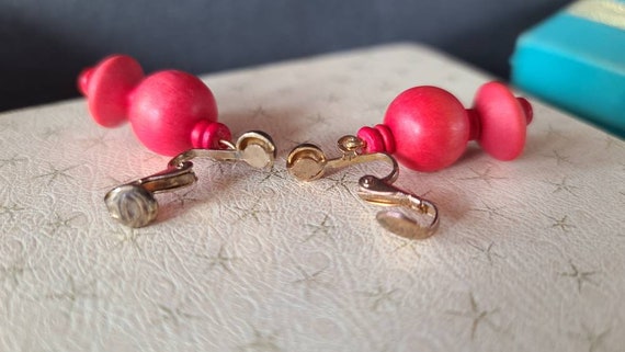 Red Wooden Dangling Clip-on Earrings - image 9