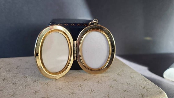 Vintage Textured Gold Oval Locket - image 6