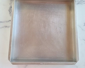 Magic Line Cake Pan 14x14x2