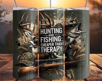 Könnte beinhalten: Ein Edelstahlbecher mit Jagd- und Angelmotiv. Das Design zeigt einen Hirsch, einen Fisch, ein Gewehr und den Text "HUNTING AND FISHING: CHEAPER THAN THERAPY". Der Becher enthält einen Strohhalm und einen Deckel.