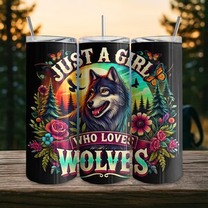Op de afbeelding: Zwarte beker met een kleurrijk wolfsontwerp. De beker heeft de tekst "Just a Girl Who Loves Wolves" met een wolfillustratie, vlinders, bloemen en bomen. De achtergrond is een zonsondergang.