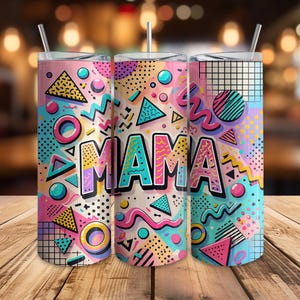 Op de afbeelding: Drie geïsoleerde bekers met deksels en rietjes. Elke beker heeft een levendig ontwerp geïnspireerd op de jaren 80 met geometrische vormen, kronkellijnen en het woord "MAMA" in grote, kleurrijke letters. De achtergrond is een mix van roze, blauw en geel.