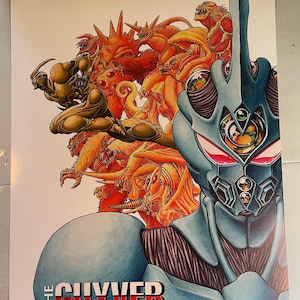Puede incluir: Un póster con una ilustración detallada de personajes de "The Guyver". La obra de arte muestra una figura blindada azul con ojos rojos y un grupo de criaturas naranjas y marrones. El título "THE GUYVER" se muestra en blanco y rojo.
