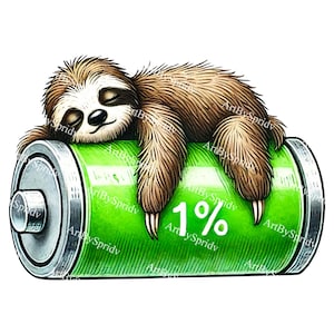 ナマケモノのバッテリー残量低下クリップアートPNG – バッテリー残量1%で眠るかわいいナマケモノのイラスト – 怠け者の動物ユーモアTシャツ昇華デザイン（Tシャツ＆マグカップ用）