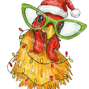 Puede incluir: Ilustración caprichosa de un pollo con gorro de Papá Noel y gafas verdes, adornado con luces navideñas. El pollo tiene cresta y barbilla rojas, con cuerpo amarillo y naranja. Festivo y divertido.