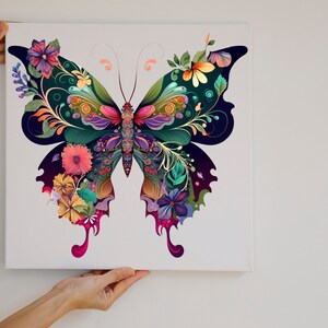 Op de afbeelding: Een kleurrijke vlinder met bloemmotieven op een wit canvas. De vlinder is gemaakt van verschillende kleuren, waaronder groen, blauw, paars, roze en geel.
