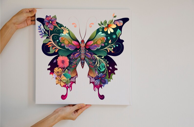 Op de afbeelding: Een kleurrijke vlinder met bloemmotieven op een wit canvas. De vlinder is gemaakt van verschillende kleuren, waaronder groen, blauw, paars, roze en geel.