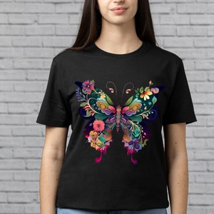 Op de afbeelding: Zwart T-shirt met een kleurrijk vlinderontwerp met bloemdetails. De vlinder is gemaakt van verschillende kleuren, waaronder roze, paars, blauw, groen en geel.