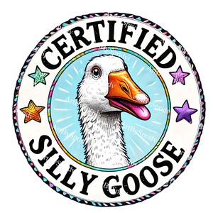 Könnte beinhalten: Ein weißer Gänse mit rosa Zunge und orangem Schnabel ist in einem bunten Kreis mit dem Text "CERTIFIED SILLY GOOSE" abgebildet. Der Kreis hat einen blauen Hintergrund mit regenbogenfarbenen Sternen.
