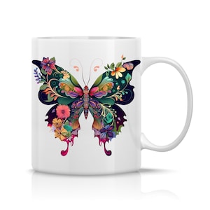 Op de afbeelding: Witte keramische mok met een kleurrijk vlinderontwerp. De vlinder is gemaakt van bloemen en swirls in tinten roze, paars, groen, blauw en geel.