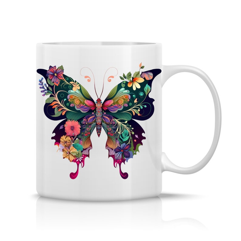 Op de afbeelding: Witte keramische mok met een kleurrijk vlinderontwerp. De vlinder is gemaakt van bloemen en swirls in tinten roze, paars, groen, blauw en geel.