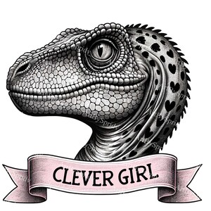 Può includere: Illustrazione in bianco e nero dettagliata di una testa di dinosauro, con pelle strutturata e un occhio concentrato. Un banner rosa sottostante recita "CLEVER GIRL". Il collo del dinosauro presenta segni a forma di cuore.