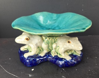 Vintage Ceramic 3 Frogs Holding Lily Pad Bowl Dish Centerpiece Tray 9" Diameter