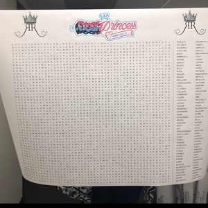 Pu&ograve; includere: Un puzzle di parole crociate bianco con le parole "The Crown Princess" in alto. Il puzzle presenta una variet&agrave; di parole legate alla regalit&agrave;, tra cui "regina", "principessa", "corona", "castello" e "reale".