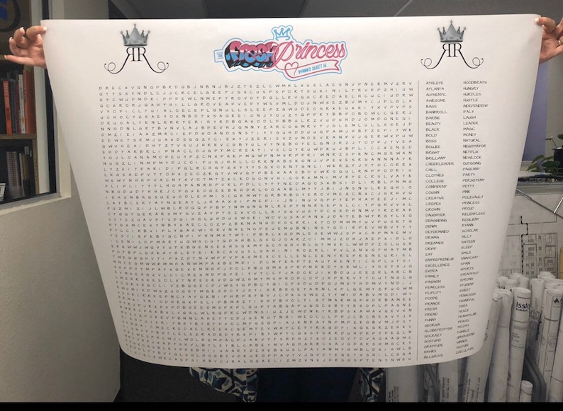 Pu&ograve; includere: Un puzzle di parole crociate bianco con le parole "The Crown Princess" in alto. Il puzzle presenta una variet&agrave; di parole legate alla regalit&agrave;, tra cui "regina", "principessa", "corona", "castello" e "reale".