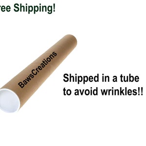 Pu&ograve; includere: Un tubo di cartone marrone con la scritta "BawsCreations" stampata su di esso. Il tubo &egrave; chiuso da un tappo bianco. La scritta "Shipped in a tube to avoid wrinkles!!" &egrave; stampata sotto il tubo.