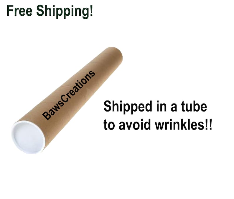 Pu&ograve; includere: Un tubo di cartone marrone con la scritta "BawsCreations" stampata su di esso. Il tubo &egrave; chiuso da un tappo bianco. La scritta "Shipped in a tube to avoid wrinkles!!" &egrave; stampata sotto il tubo.