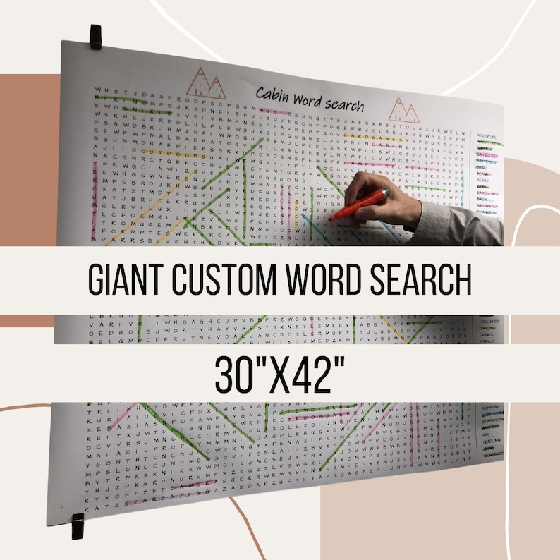 Pu&ograve; includere: Un grande puzzle di parole crociate bianco con linee colorate che evidenziano le parole. Il puzzle misura 76 cm per 107 cm e presenta le parole "Ricerca di parole della cabina" e "Ricerca di parole personalizzata gigante".